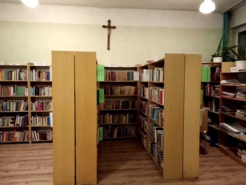 Biblioteka parafialna książki katolickie literatura katolicka Parafia Poniatowa księgozbiór