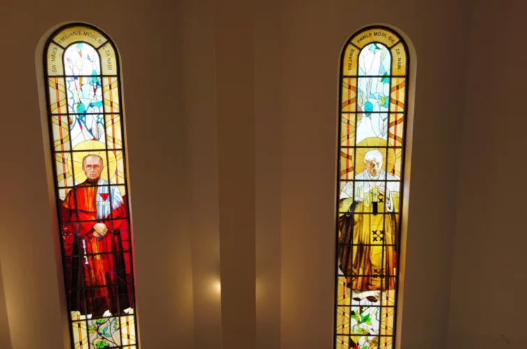 Kościół Poniatowa Parafia Ducha Świętego w Poniatowej witraż Jan Paweł II Święty Maksymilian Kolbe