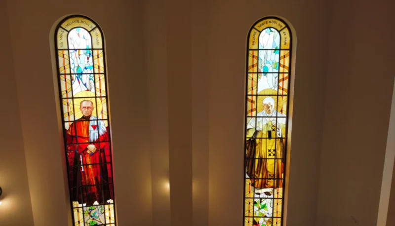Kościół Poniatowa Parafia Ducha Świętego w Poniatowej witraż Jan Paweł II Święty Maksymilian Kolbe