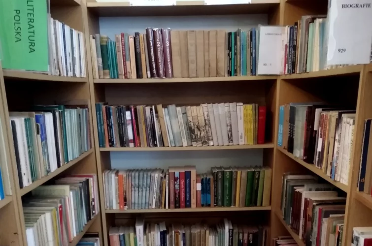 Biblioteka parafialna książki katolickie literatura katolicka Parafia Poniatowa księgozbiór