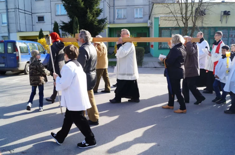 Droga Krzyżowa ulicami miasta 2014 Parafia Poniatowa Kościół Katolicki