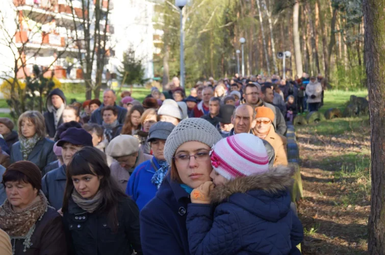 Droga Krzyżowa ulicami miasta 2014 Parafia Poniatowa Kościół Katolicki