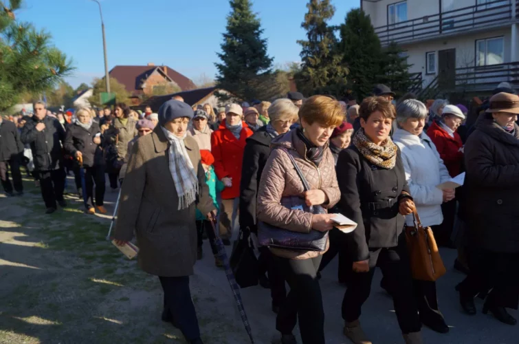 Droga Krzyżowa ulicami miasta 2014 Parafia Poniatowa Kościół Katolicki