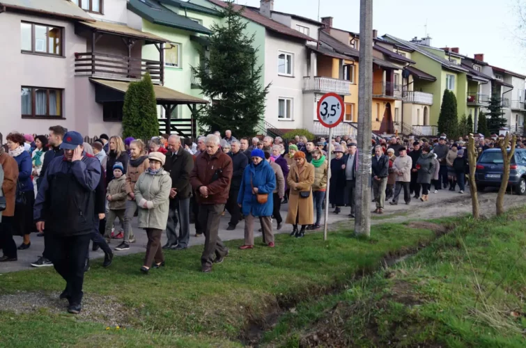 Droga Krzyżowa ulicami miasta 2014 Parafia Poniatowa Kościół Katolicki