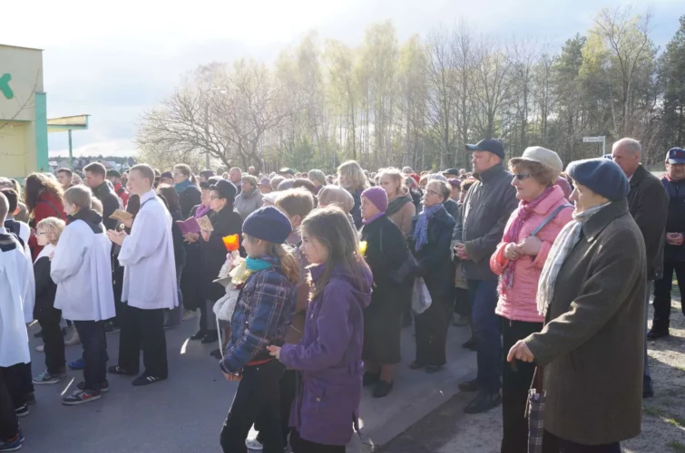 Droga Krzyżowa ulicami miasta 2014 Parafia Poniatowa Kościół Katolicki