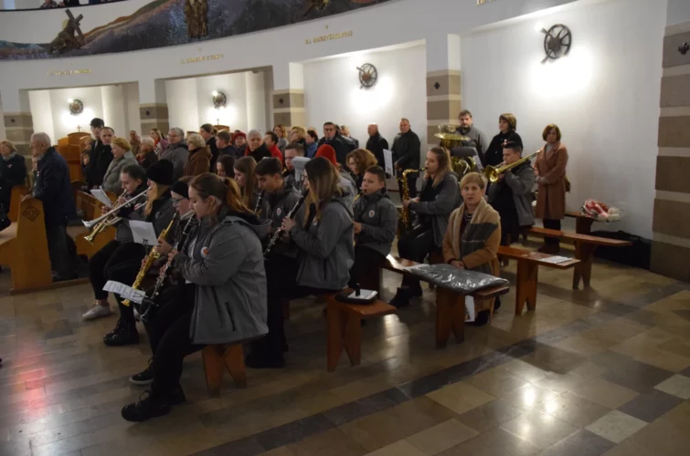 Uroczysta Msza Święta w intencji Ojczyzny 11 listopada 2022 Parafia Poniatowa foto Małgorzata Kołosińska
