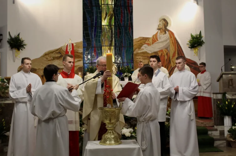Wielka Sobota 2023 Wigilia Paschalna liturgia msza święta Parafia Poniatowa foto 27
