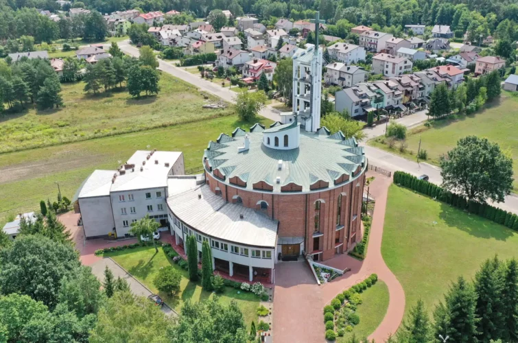 Kościół Poniatowa Parafia Ducha Świętego w Poniatowej osiedle za kościołem widok z lotu ptaka