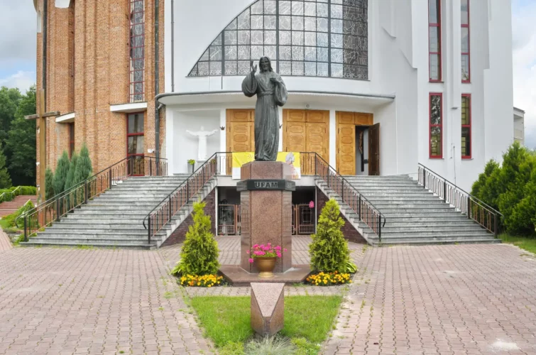 Kościół Poniatowa Parafia Ducha Świętego w Poniatowej tylne wejście krzyż figura Jezusa Chrystusa