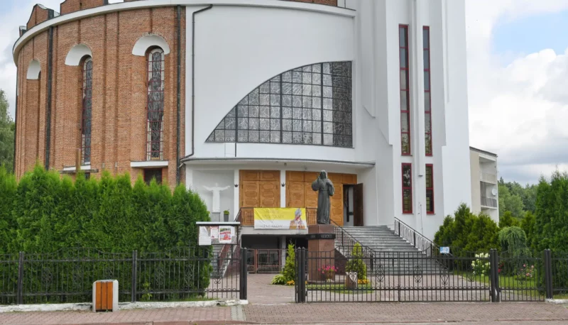 Kościół Poniatowa Parafia Ducha Świętego w Poniatowej tylne wejście pomnik Jezusa Chrystusa