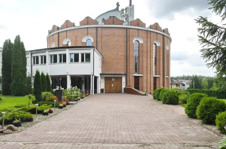 Kościół Poniatowa Parafia Ducha Świętego w Poniatowej wejście główne