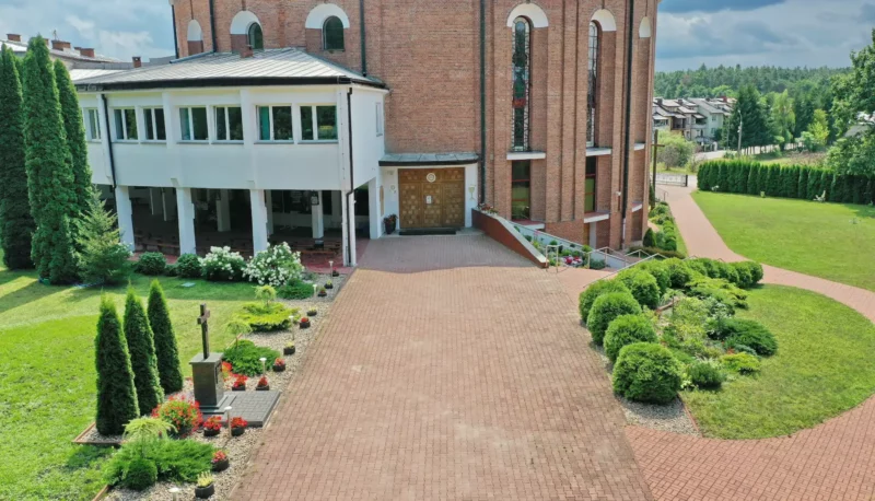 Kościół Poniatowa Parafia Ducha Świętego w Poniatowej wejście główne widok z lotu ptaka