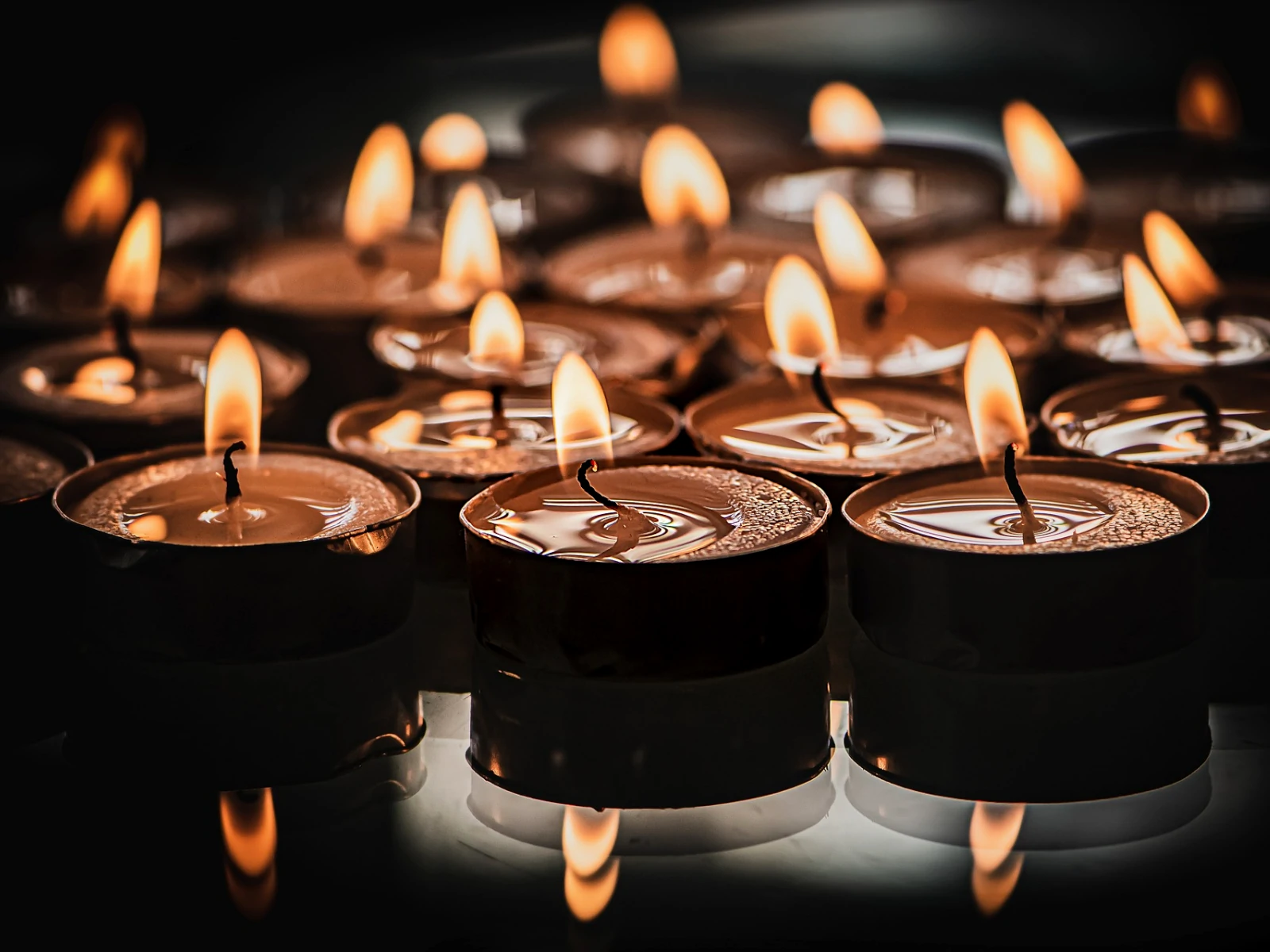 znicze świeczki wspomnienie osoby zmarłej śmierć