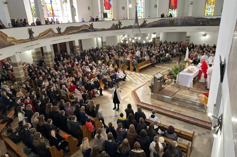 Niedziela Palmowa 2024 procesja uroczysta msza święta Parafia Poniatowa foto 13