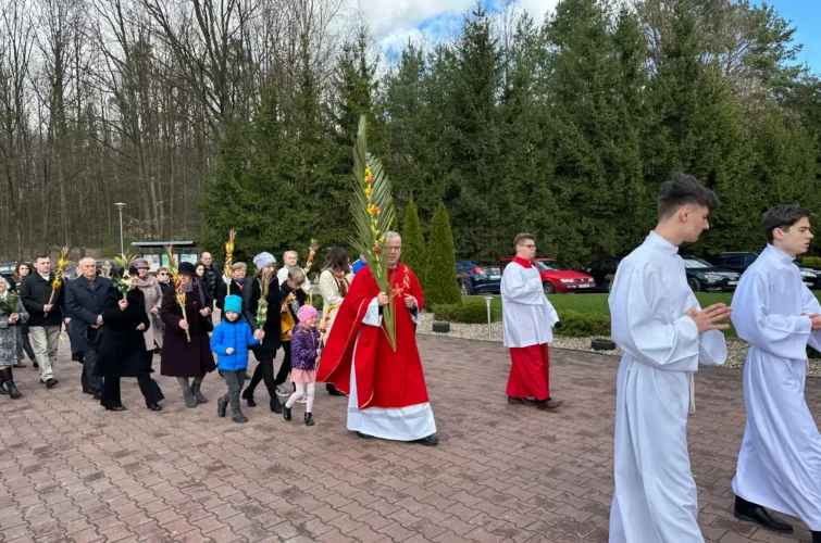 Niedziela Palmowa 2024 procesja uroczysta msza święta Parafia Poniatowa foto 8