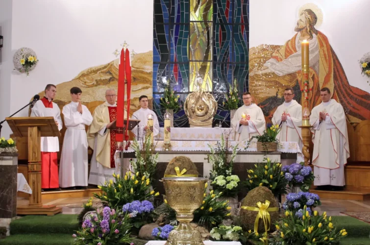 Wielka Sobota 2024 Wigilia Paschalna liturgia Msza Święta Triduum Paschalne 2024 Parafia Poniatowa foto 25
