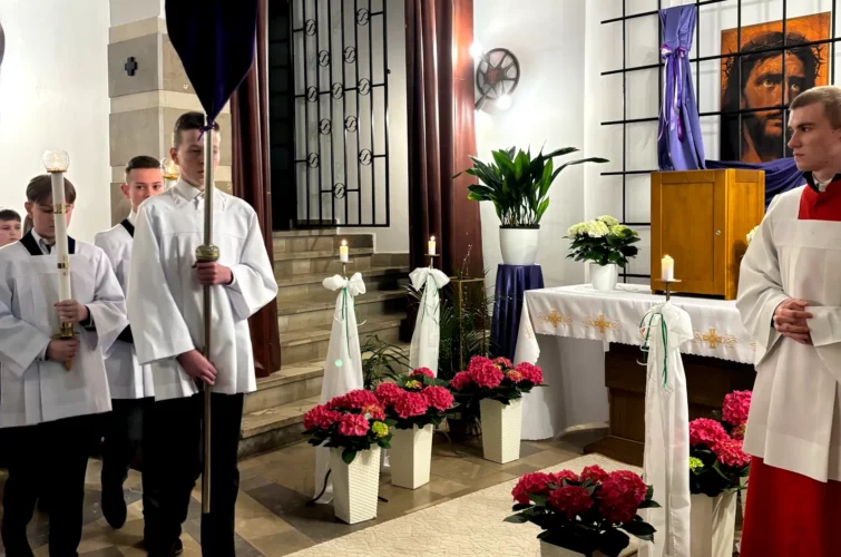 Wielki Czwartek 2024 uroczysta msza święta Eucharystia Triduum Paschalne 2024 Parafia Poniatowa foto 21