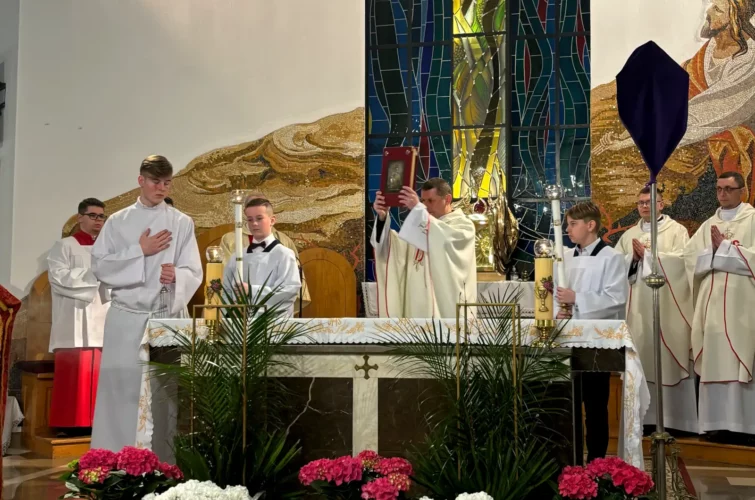 Wielki Czwartek 2024 uroczysta msza święta Eucharystia Triduum Paschalne 2024 Parafia Poniatowa foto 9
