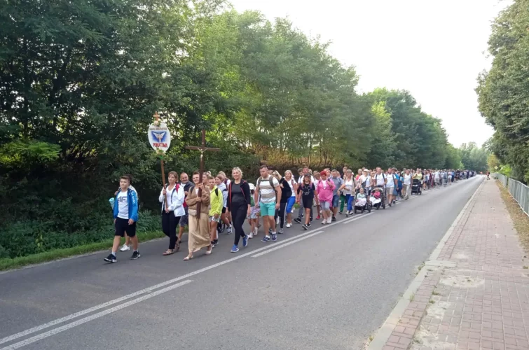 Piesza pielgrzymka do Wąwolnicy 2024 Parafia Poniatowa foto 1