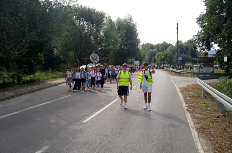 Piesza pielgrzymka do Wąwolnicy 2024 Parafia Poniatowa foto 4