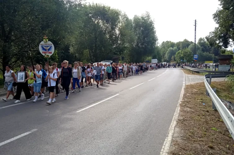 Piesza pielgrzymka do Wąwolnicy 2024 Parafia Poniatowa foto 5