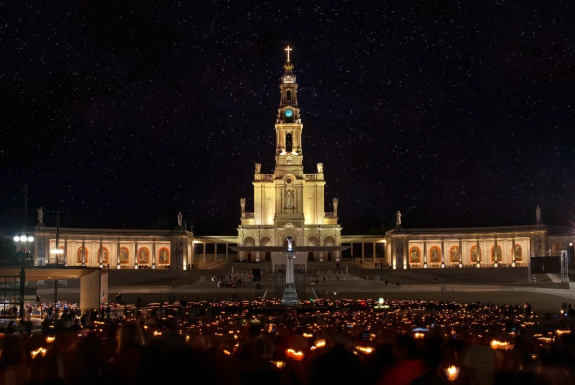 Sanktuarium Matki Bożej Fatimskiej Fatima Portugalia Pielgrzymka do Fatimy i Santiago De Compostela 2025 grafika Parafia Poniatowa