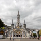Sanktuarium Matki Bożej w Lourdes Grota Massabielle Pielgrzymka do Francji 2026 La Salette Lourdes Paryż Lyon Ars Wybrzeże Ametystowe Tours Chambord Chartres Biuro Pielgrzymkowe Frater