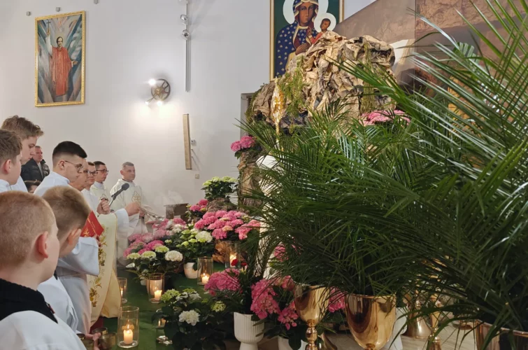 Rezurekcja 2026 Msza Święta procesja rezurekcyjna Niedziela Wielkanocna Zmartwychwstanie Pańskie Wielkanoc 2026 Parafia Poniatowa foto 1