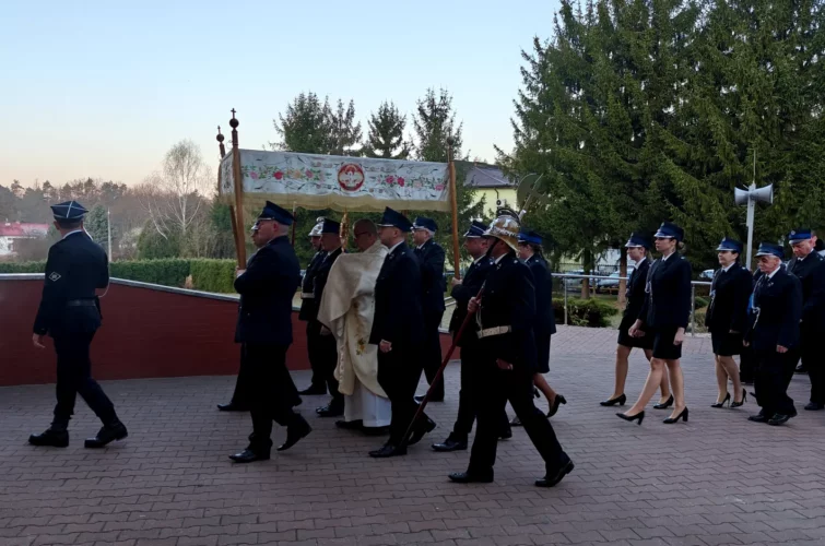 Rezurekcja 2026 Msza Święta procesja rezurekcyjna Niedziela Wielkanocna Zmartwychwstanie Pańskie Wielkanoc 2026 Parafia Poniatowa foto 10