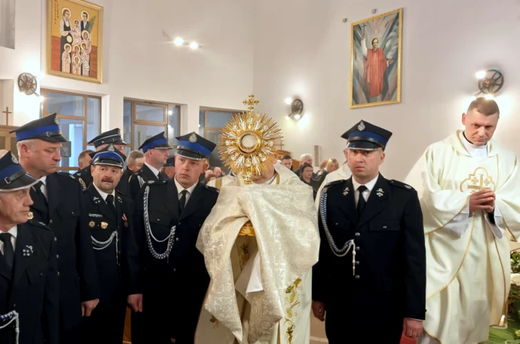 Rezurekcja 2026 Msza Święta procesja rezurekcyjna Niedziela Wielkanocna Zmartwychwstanie Pańskie Wielkanoc 2026 Parafia Poniatowa foto 2