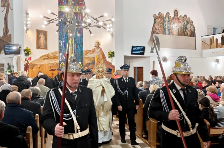 Rezurekcja 2026 Msza Święta procesja rezurekcyjna Niedziela Wielkanocna Zmartwychwstanie Pańskie Wielkanoc 2026 Parafia Poniatowa foto 3