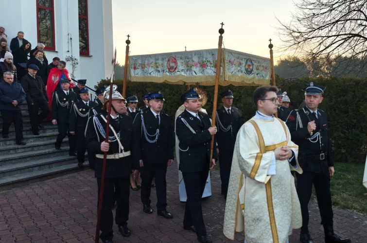 Rezurekcja 2026 Msza Święta procesja rezurekcyjna Niedziela Wielkanocna Zmartwychwstanie Pańskie Wielkanoc 2026 Parafia Poniatowa foto 4