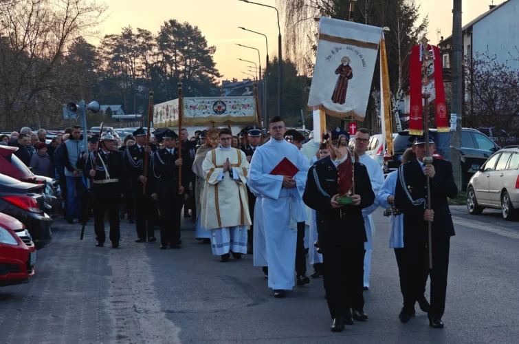 Rezurekcja 2026 Msza Święta procesja rezurekcyjna Niedziela Wielkanocna Zmartwychwstanie Pańskie Wielkanoc 2026 Parafia Poniatowa foto 5