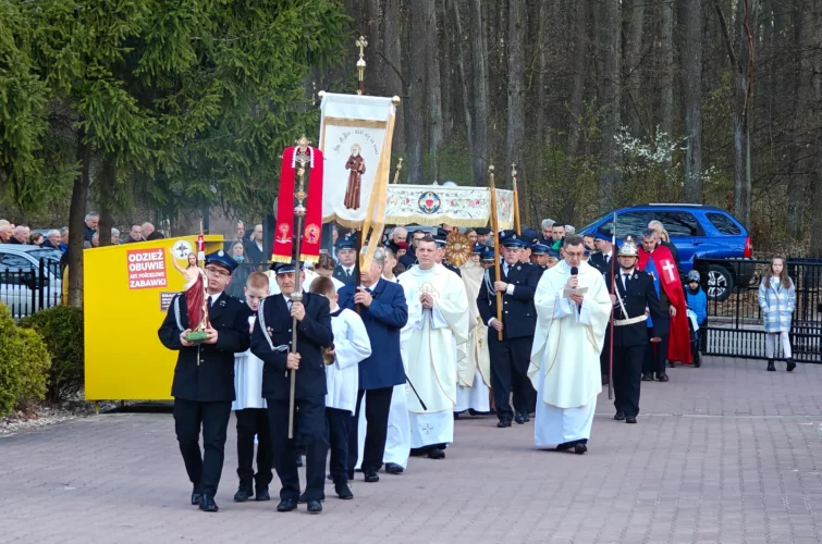 Rezurekcja 2026 Msza Święta procesja rezurekcyjna Niedziela Wielkanocna Zmartwychwstanie Pańskie Wielkanoc 2026 Parafia Poniatowa foto 8