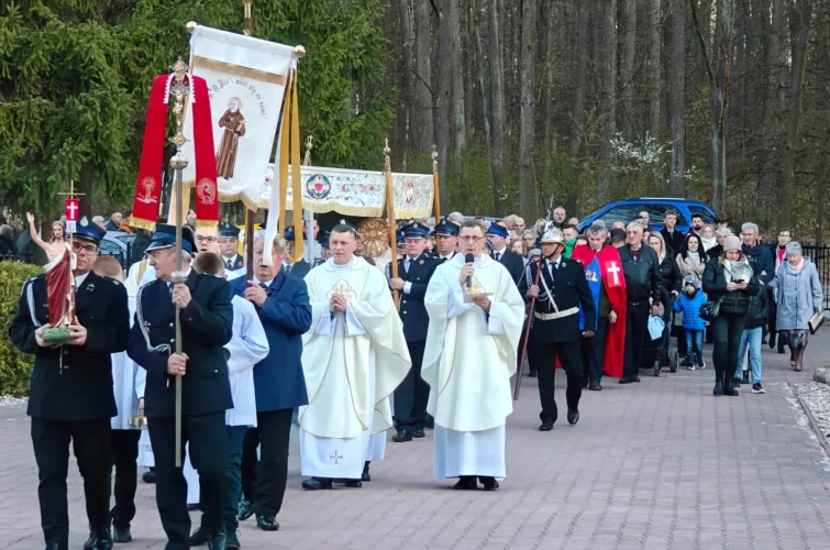Rezurekcja 2026 Msza Święta procesja rezurekcyjna Niedziela Wielkanocna Zmartwychwstanie Pańskie Wielkanoc 2026 Parafia Poniatowa foto 9