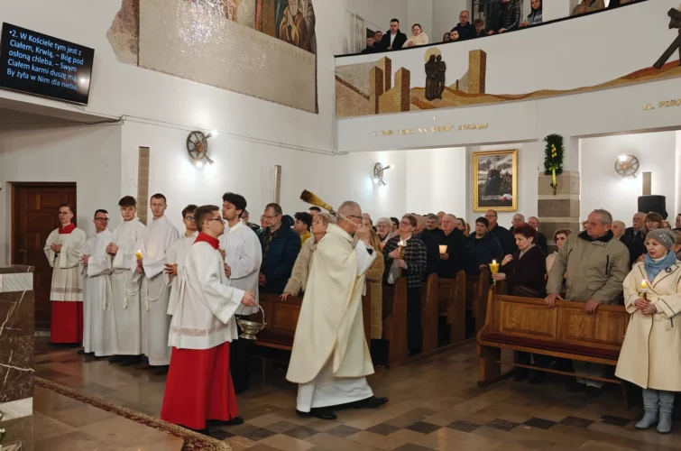 Wielka Sobota 2026 Wigilia Paschalna liturgia Msza Święta Triduum Paschalne 2026 Parafia Poniatowa foto 36