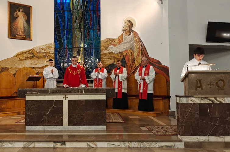 Wielki Piątek 2026 Liturgia Męki Pańskiej Triduum Paschalne 2026 Parafia Poniatowa foto 12