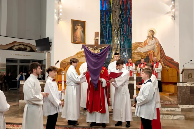Wielki Piątek 2026 Liturgia Męki Pańskiej Triduum Paschalne 2026 Parafia Poniatowa foto 15