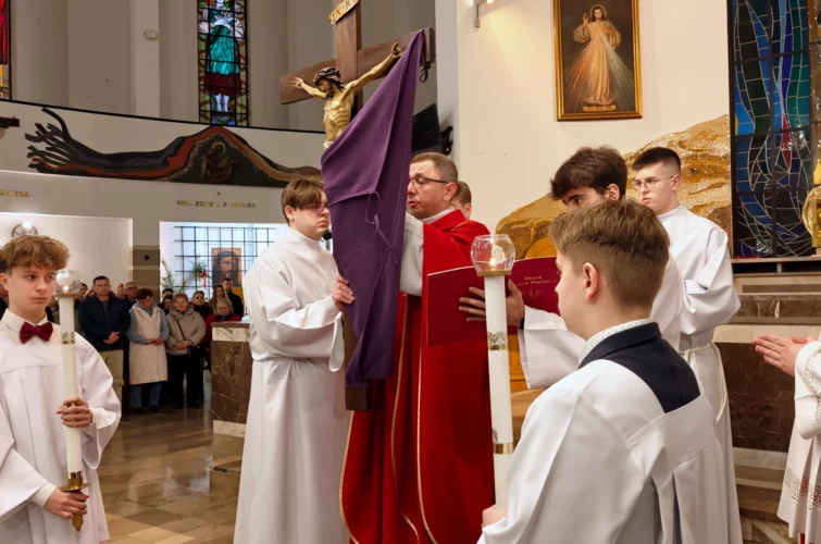 Wielki Piątek 2026 Liturgia Męki Pańskiej Triduum Paschalne 2026 Parafia Poniatowa foto 16