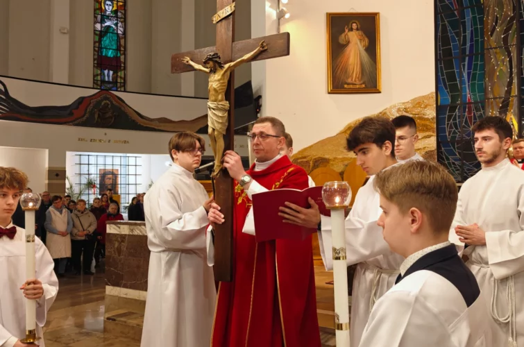 Wielki Piątek 2026 Liturgia Męki Pańskiej Triduum Paschalne 2026 Parafia Poniatowa foto 17