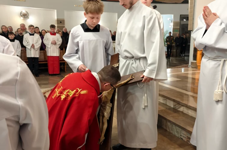 Wielki Piątek 2026 Liturgia Męki Pańskiej Triduum Paschalne 2026 Parafia Poniatowa foto 18