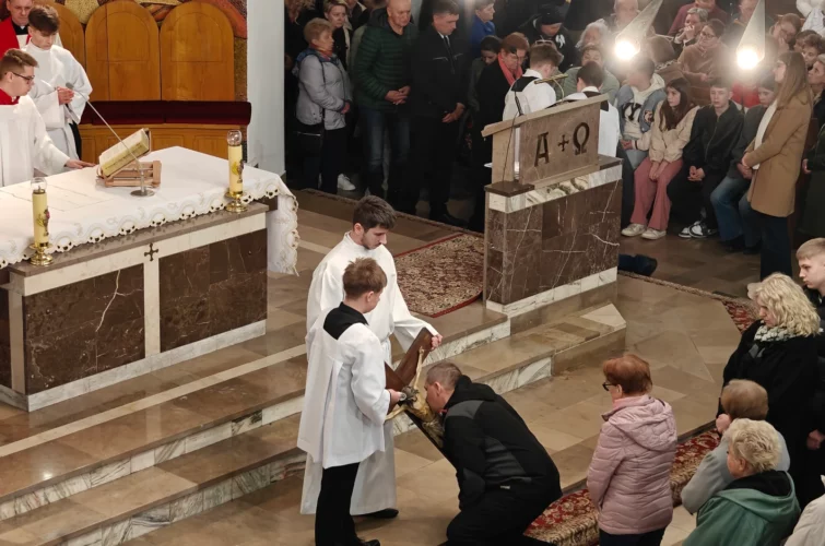 Wielki Piątek 2026 Liturgia Męki Pańskiej Triduum Paschalne 2026 Parafia Poniatowa foto 19