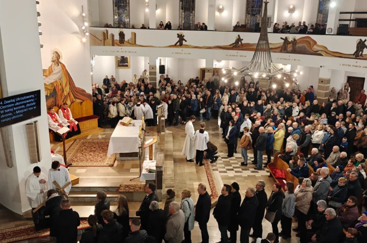 Wielki Piątek 2026 Liturgia Męki Pańskiej Triduum Paschalne 2026 Parafia Poniatowa foto 20