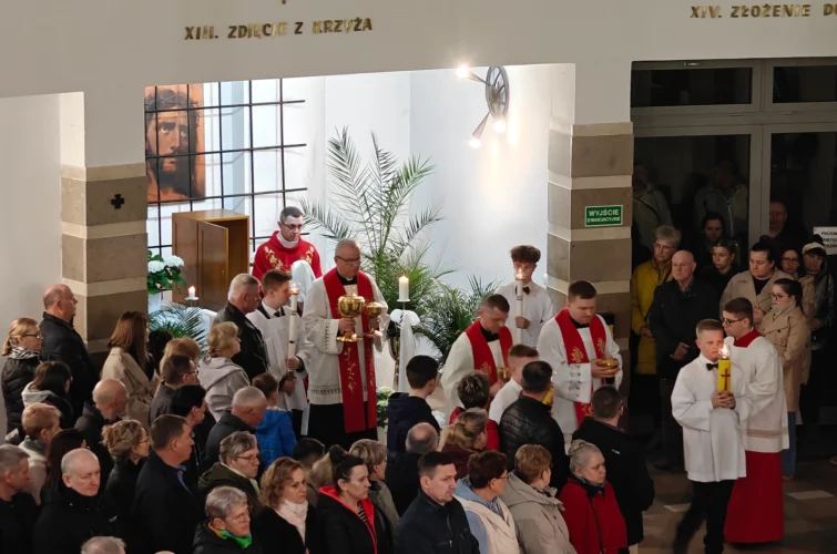 Wielki Piątek 2026 Liturgia Męki Pańskiej Triduum Paschalne 2026 Parafia Poniatowa foto 24