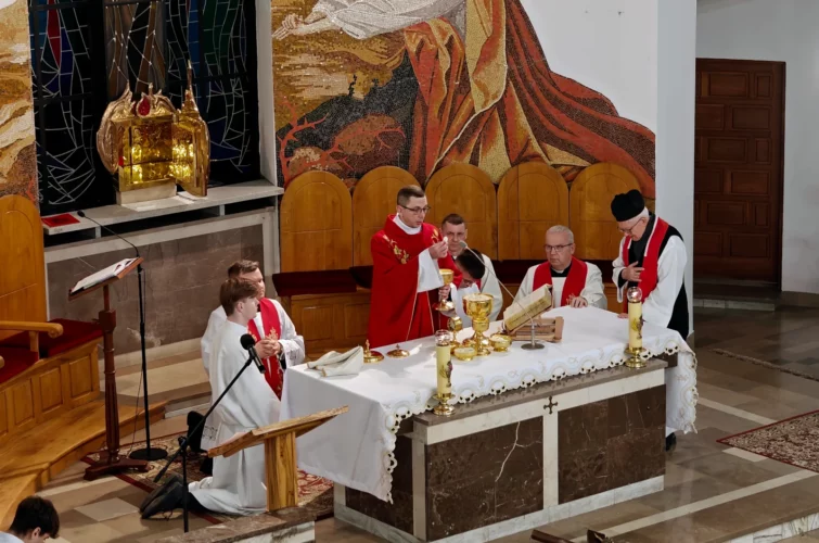 Wielki Piątek 2026 Liturgia Męki Pańskiej Triduum Paschalne 2026 Parafia Poniatowa foto 25