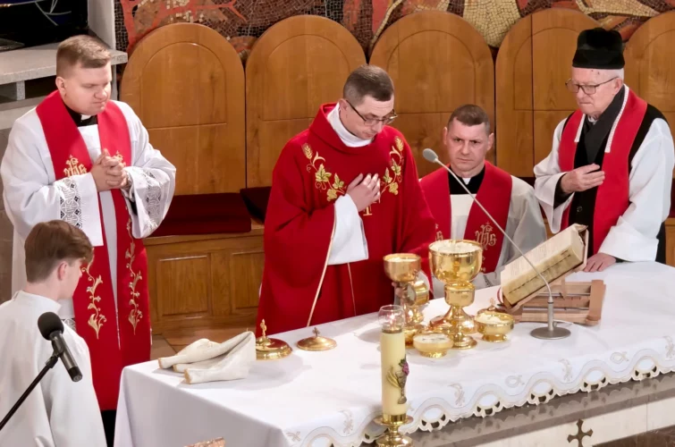 Wielki Piątek 2026 Liturgia Męki Pańskiej Triduum Paschalne 2026 Parafia Poniatowa foto 26