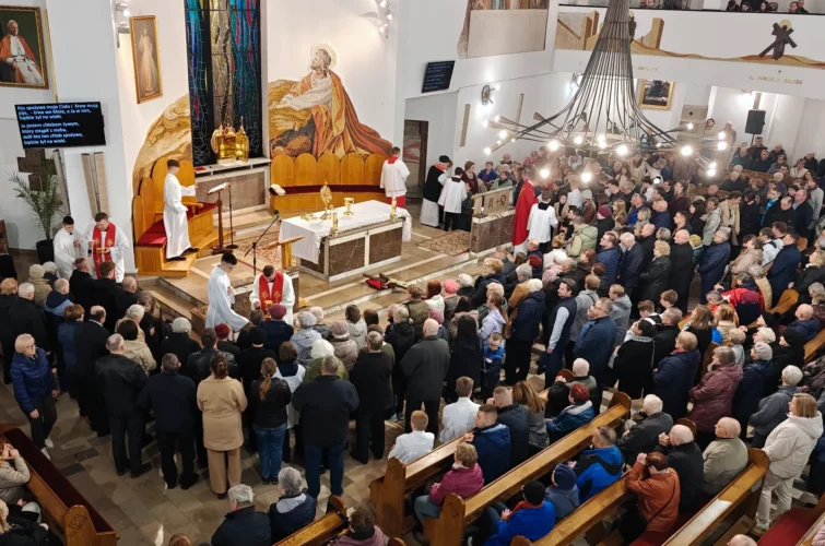 Wielki Piątek 2026 Liturgia Męki Pańskiej Triduum Paschalne 2026 Parafia Poniatowa foto 27