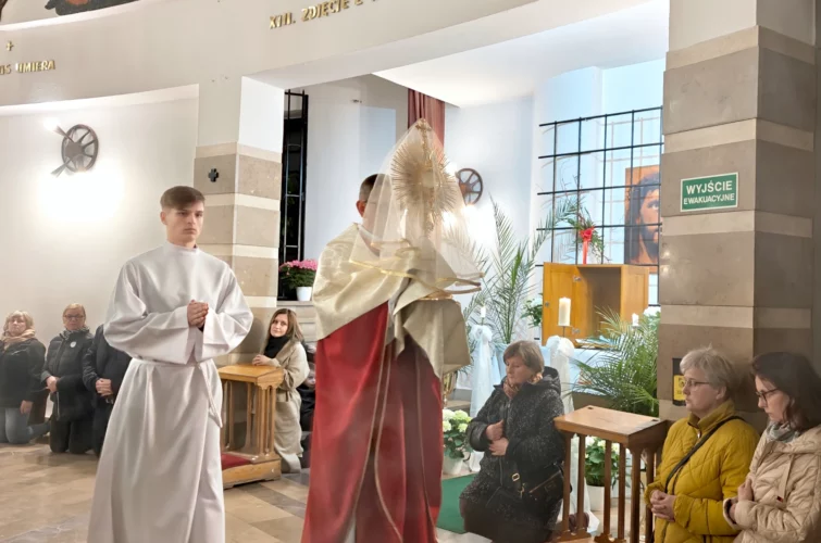 Wielki Piątek 2026 Liturgia Męki Pańskiej Triduum Paschalne 2026 Parafia Poniatowa foto 29