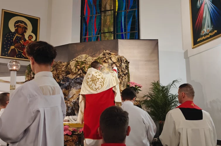 Wielki Piątek 2026 Liturgia Męki Pańskiej Triduum Paschalne 2026 Parafia Poniatowa foto 30