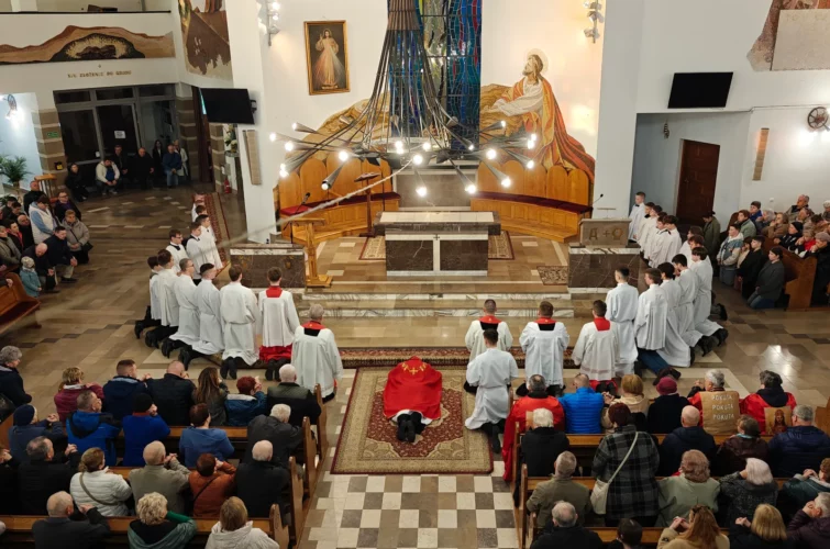 Wielki Piątek 2026 Liturgia Męki Pańskiej Triduum Paschalne 2026 Parafia Poniatowa foto 7
